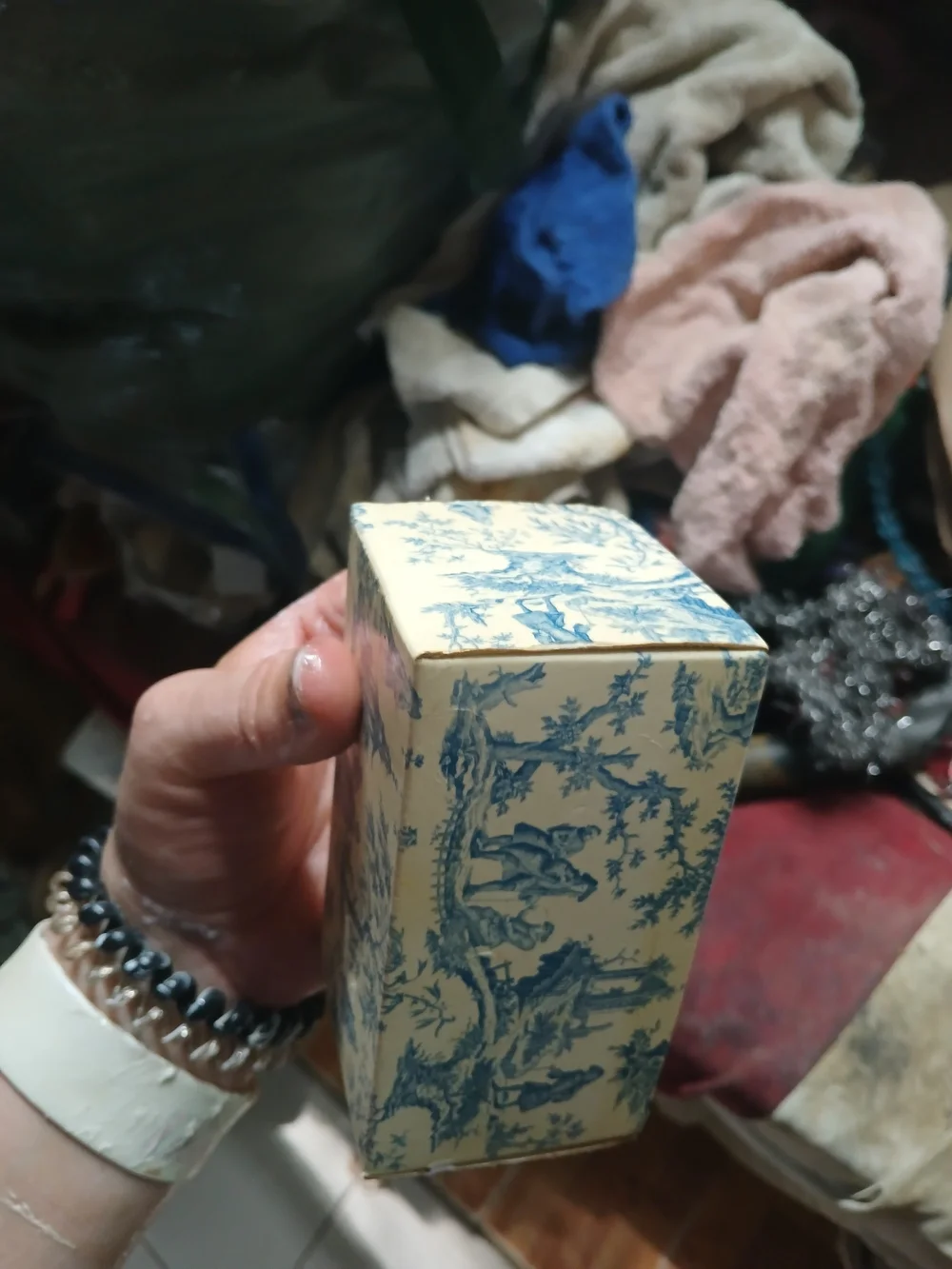 blue and white Toile de Jouy (or Chinoiserie-influenced pastoral) 4.5